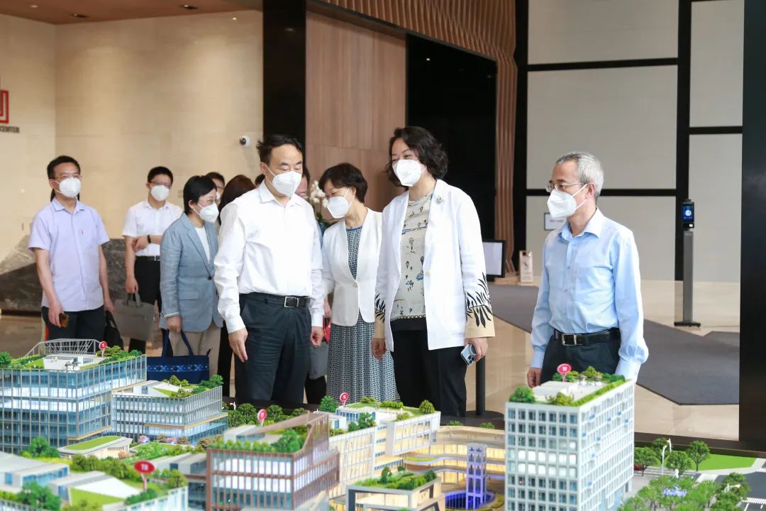 上海市委统战部、工商联辅导一行走访调研福豆钱包官网集团